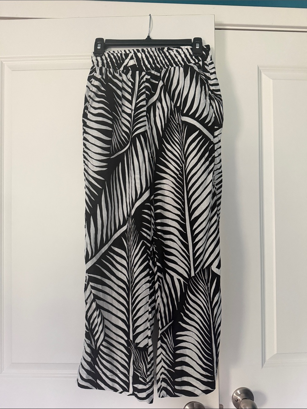 Panama Jack Black & White Leaf-Print Cropped Pants